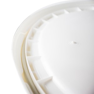 White Plastic 5 Gallon Bucket Lid With Tear Strip